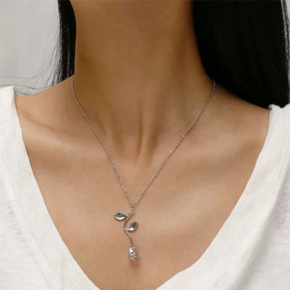 Elegant Silver Rose Pendant Necklace for Women & Girls – Minimalist Floral Charm Chain
